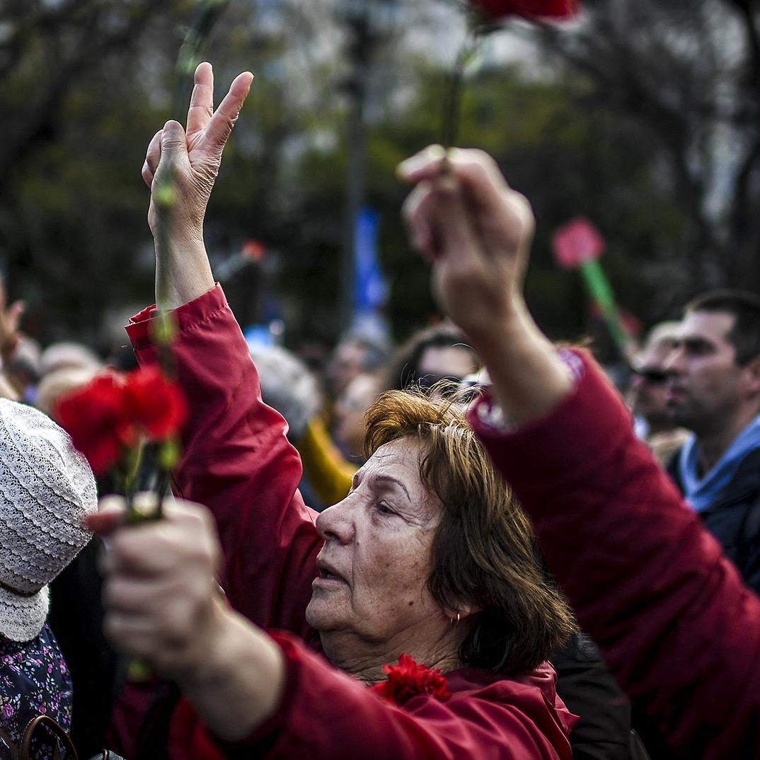 Marcha para conmemorar el 45º aniversario de la Revolución de los Claveles, el 25 de abril de 2019, en Lisboa. · Foto: Patricia de Melo Moreira / AFP