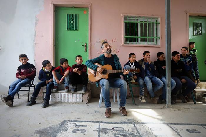 Jorge Drexler en la Escuela Mixta de la aldea de Susyia, en Palestina. · Foto: Quique Kierszenbaum