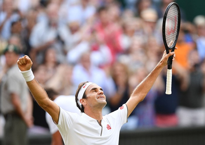Roger Federer celebra al ganarle a Rafael Nadal en su semifinal, en el All England Lawn Tennis Club en Wimbledon, Londres. · Foto: Daniel Leal-Olivas, AFP