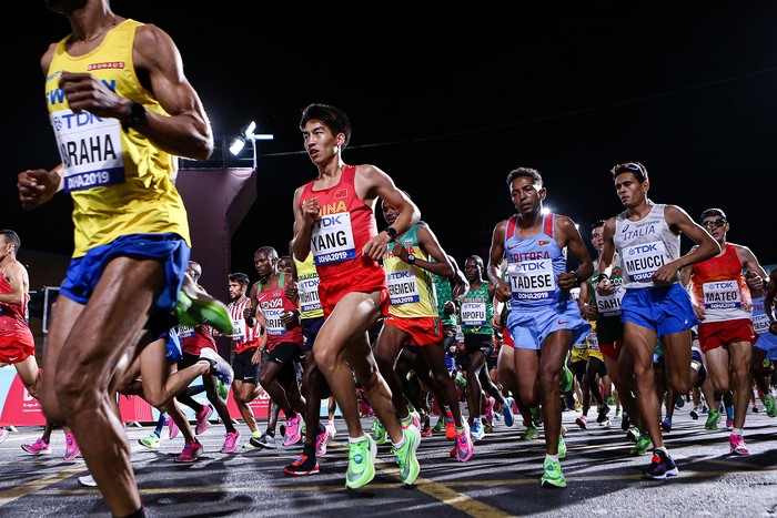 Maratón masculina en el Mundial de atletismo Doha 2019. 



 · Foto: Mustafá Abumunes, AFP