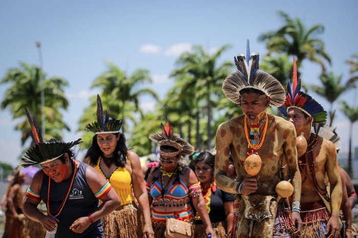 Indígenas protestan en la Explanada de Ministerios en Brasilia reclamando la demarcación de sus territorios ancestrales el 16 de octubre.  · Foto: Andre Coelho, AFP