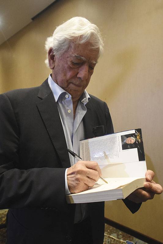 Mario Vargas Llosa, luego de la presentación de 'Tiempos recios', en la Ciudad de Guatemala, el 3 de diciembre. · Foto: Orlando Estrada, AFP