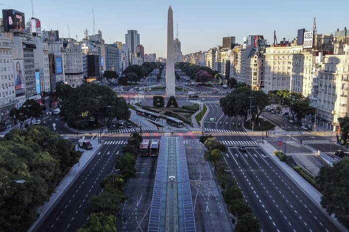 Vista aérea de la Avenida 9 de julio en Buenos Aires tras la implementación de la cuarentena. · Foto: Ronaldo Schemidt, AFP