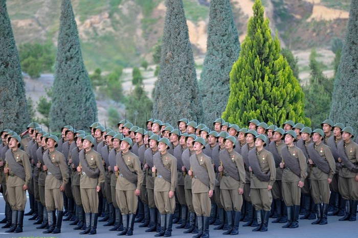 Militares con uniformes históricos participan en un desfile militar para conmemorar el 75 aniversario de la victoria de la Unión Soviética sobre la Alemania nazi en la Segunda Guerra Mundial, en Ashgabat, Turkmenistán, el 9 de mayo de 2020. Foto: Igor Sasin / AFP.
