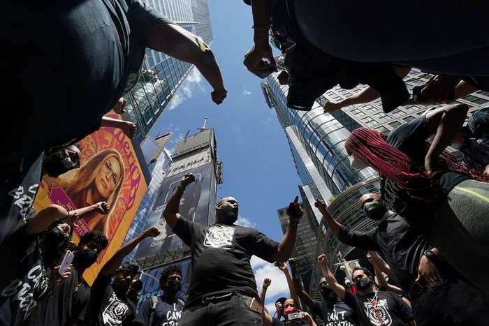 Hawk Newsome, cofundador de "Black Lives Matter", durante una manifestación en Times Square, en Nueva York (archivo, junio de 2020). · Foto: Bryan R. Smith, AFP