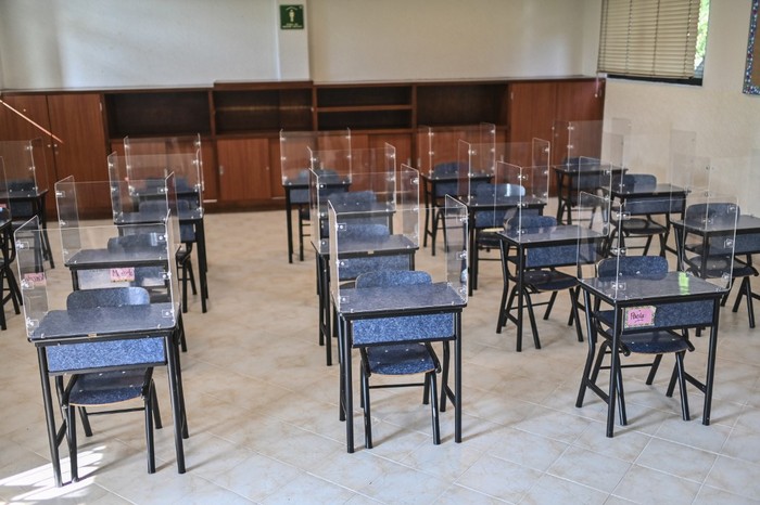 Escritorios con acrílico en una escuela de México. · Foto: Pedro Pardo, AFP