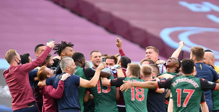 Los jugadores y el personal de Aston Villa celebran después de que todos los juegos terminaron confirmando su supervivencia en la Premier League durante el partido contra el West Ham United en The London Stadium. Foto: Justin Setterfield / Pool / AFP.