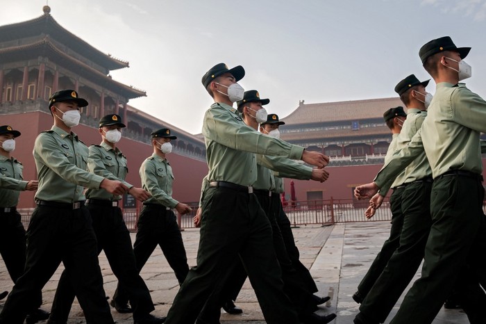 Soldados del Ejército Popular de Liberación (EPL) marchan junto a la entrada a la Ciudad Prohibida durante la ceremonia de apertura de la Conferencia Consultiva Política del Pueblo Chino (CPPCC) en Beijing. · Foto: Nicolás Asfouri, AFP