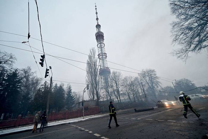Un ataque aéreo ruso golpeó la principal torre de televisión de Kiev este mates. · Foto: Sergei Supinsky, AFP