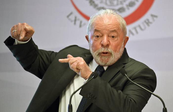 El expresidente brasileño (2003-2011) Luiz Inácio Lula da Silva gesticula mientras habla durante un foro en el Senado de México en la Ciudad de México. · Foto: Alfredo Estrella, AFP