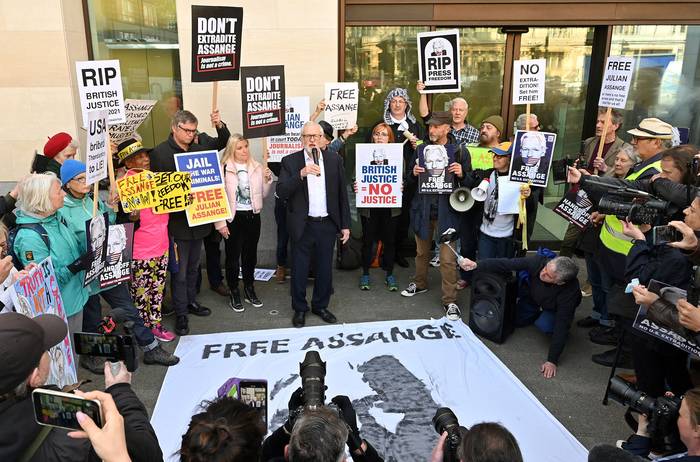 Jeremy Corbyn, ex líder del Partido Laborista de Gran Bretaña, durante una manifestación de partidarios del fundador de WikiLeaks, Julian Assange, el 20 de abril, frente a la corte de magistrados de Westminster, en Londres. · Foto: Justin Tallis, AFP