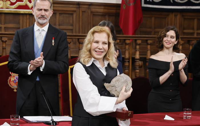Cecilia Roth, en representación de la galardonada escritora uruguaya Cristina Peri Rossi, con el Premio Cervantes de Literatura en la Universidad de Alcalá de Madrid, el 22 de abril. · Foto: Andrés Ballesteros, AFP