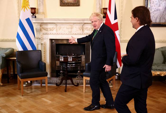 Boris Johnson y Luis Lacalle Pou, en la reunión en Downing Street, el 23 de mayo en Londres. · Foto: Henry Nicholls, AFP