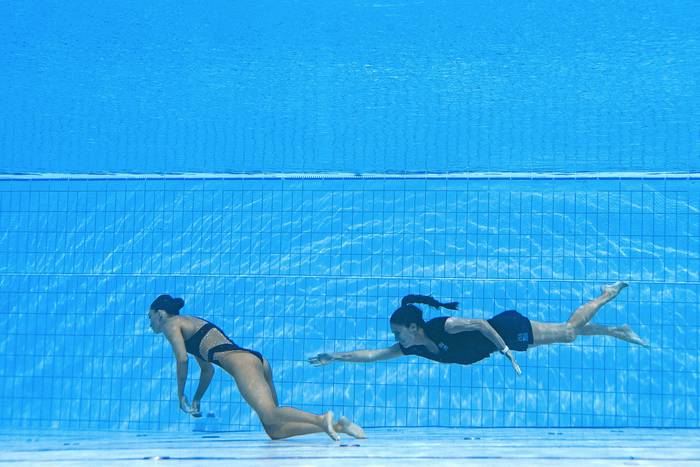Un miembro del equipo de Estados Unidos socorre a Anita Álvarez, durante las finales de natación artística libre femenina en el Campeonato Mundial Acuático de Budapest 2022, el 22 de junio, en el Complejo de Natación Alfred Hajos. Foto: Oli Scarff, AFP