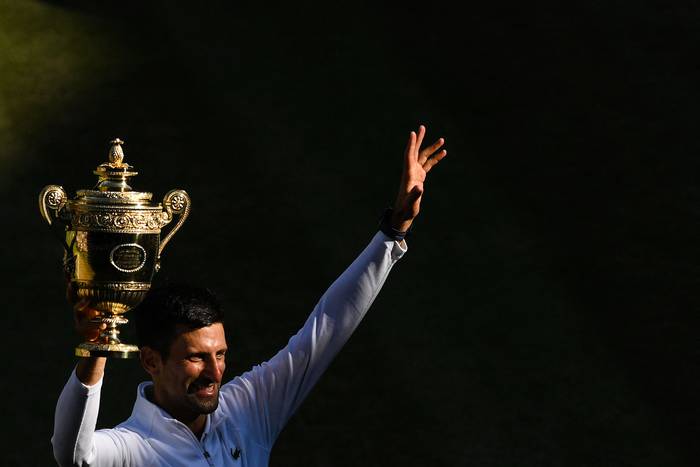 El serbio Novak Djokovic posa con su trofeo después de derrotar al australiano Nick Kyrgios durante el último partido de tenis individual masculino en el decimocuarto día del Campeonato de Wimbledon 2022, este domingo. · Foto: Daniel Leal, AFP