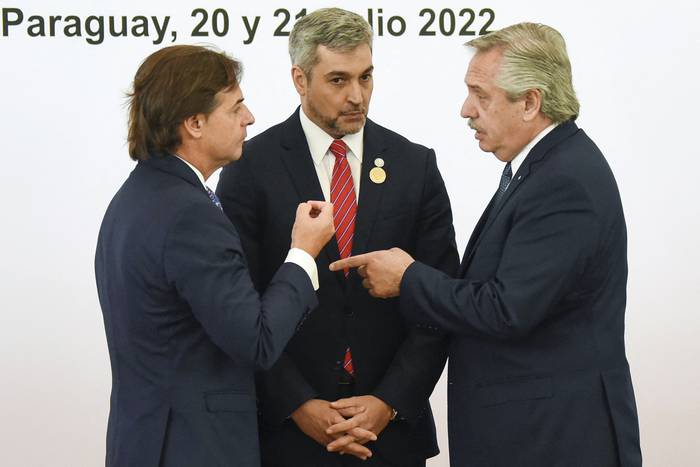 Luis Lacalle Pou, Mario Abdo Benítez y Alberto Fernández, durante la Cumbre de jefes de Estado del Mercosur y Estados asociados, en Luque, Paraguay (21.07.2022). · Foto: Daniel Duarte, AFP