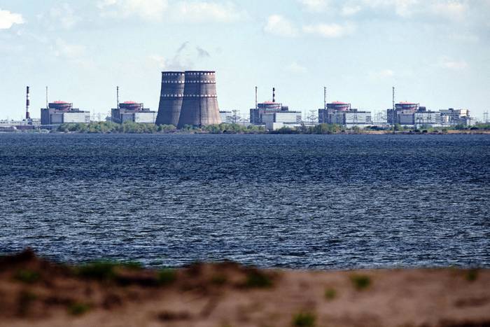 Planta de energía nuclear de Zaporiyia, situada en el área controlada por Rusia de Energodar, vista desde Nikopol. · Foto: Ed Jones, AFP