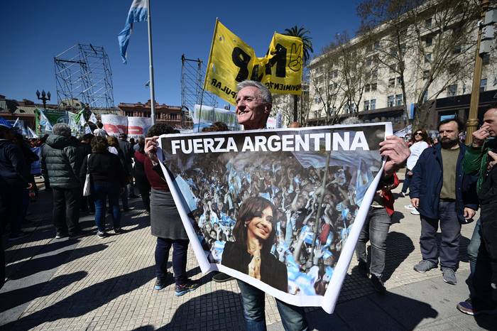 Partidarios de Cristina Fernández, el 2 de setiembre, en la Plaza de Mayo de Buenos Aires. · Foto: Juan Mambromata, AFP