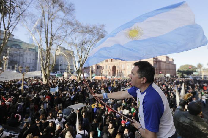 Manifestación en apoyo de la vicepresidenta argentina Cristina Fernández de Kirchner en la Plaza de Mayo de Buenos Aires. · Foto: Emiliano Lasalvia, AFP