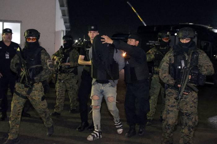 Fernando Sabag Montie, siendo escoltado por miembros de la Policía de Seguridad Aeroportuaria, el 6 de setiembre, en Buenos Aires. Foto: PSA/AFP