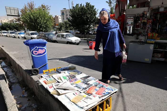 Quiosco en la capital iraní, donde los periódicos muestran artículos y fotografías de Mahsa Amini, el 18 de setiembre en Teherán. · Foto: Atta Kenare, AFP