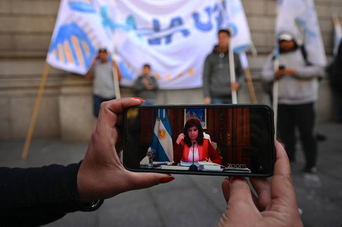 Partidarios de Cristina Fernández, durante el juicio por presunta corrupción, frente al Congreso Nacional, el 23 de setiembre, en Buenos Aires. · Foto: Luis Robayo, AFP
