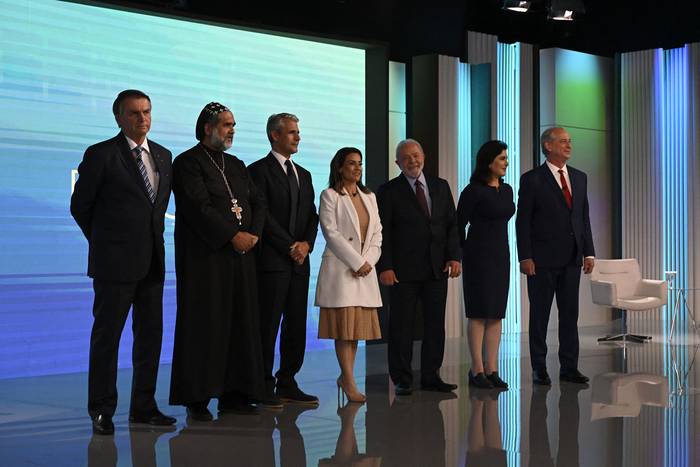 (De izquierda a derecha) los candidatos presidenciales brasileños Jair Bolsonaro (PL), Padre Kelmon (PTB), Luiz Felipe D'Avila (Novo), Soraya Thronike (Uniao), Luiz Inacio Lula da Silva (PT), Simone Tebet (MDB) y Ciro Gomes (PDT) posan antes de un debate presidencial, este jueves, en Río de Janeiro. · Foto: Mauro Pimentel, AFP