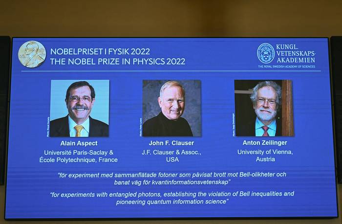 Los ganadores del Premio Nobel de Física 2022 (I-d): Alain Aspect, John Francis Clauser y Anton Zeilinger, durante el anuncio de los miembros del Comité Nobel de Física, en el Royal Academia Sueca de Ciencias, el 4 de octubre, en Estocolmo. · Foto: Jonathan Nackstrand, AFP
