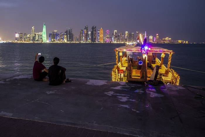 Vista de la ciudad desde el paseo Corniche, en Doha. · Foto: Phillip Fong, AFP