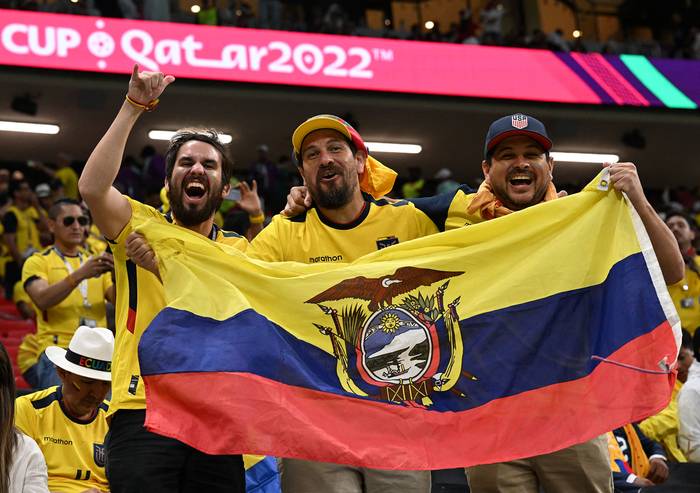 Hinchas de Ecuador, el 20 de noviembre, previo al partido ante Qatar por el Grupo A de la Copa Mundial Qatar 2022, en el estadio Al-Bayt en Al Khor, al norte de Doha. · Foto: Raúl Arboleda, AFP