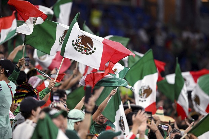 Hinchas mexicanos durante el partido ante Polonia en el estadio 974 en Doha. · Foto: Alfredo Estrella, AFP