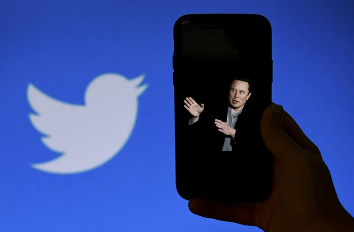 Teléfono con foto de Elon Musk y logo de Twitter, en Washington (archivo, octubre de 2022). · Foto: Olivier Douliery, AFP