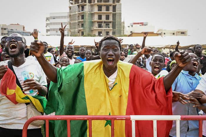 Hinchas de Senegal festejan la victoria ante Qatar, el 25 de noviembre, por el Grupo A de la Copa Mundial Qatar 2022,en Dakar, Senegal. · Foto: Seillu, AFP