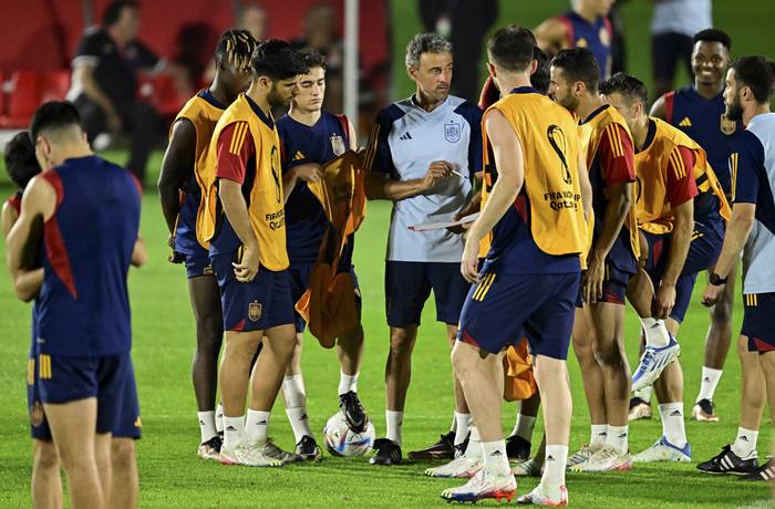 Luis Enrique entrenador de España,  y los jugadores, durante el entrenamiento en la Universidad de Qatar. · Foto: Javier Soriano, AFP