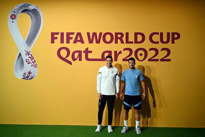 Diego Alonso y Luis Suárez, previo a la conferencia de prensa en el Centro Nacional de Convenciones de Qatar, el 1 de diciembre, en Doha. · Foto: Pablo Porciúncula, AFP.