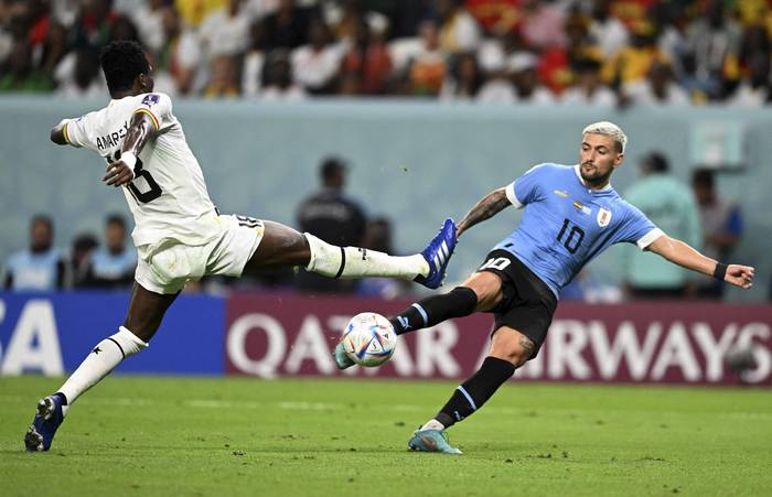Giorgian de Arrascaeta, en la jugada del segundo gol de Uruguay a Ghana, en el estadio Al-Janoub, en Al-Wakrah. · Foto: Raúl Arboleda, AFP