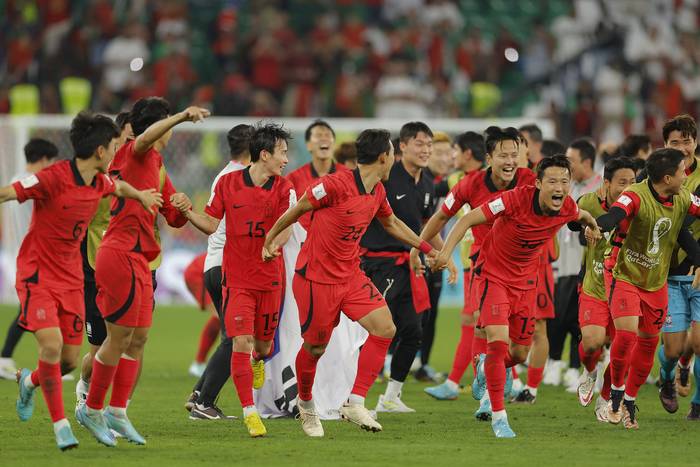 Los jugadores de Corea del Sur festejan, luego de vencer a Portugal y obtener la clasificación, el 2 de diciembre, en Al-Rayyan. · Foto: Odd Andersen, AFP