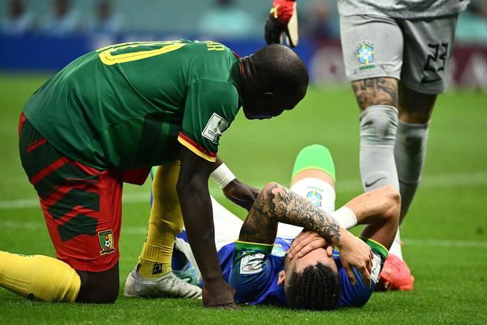 Alex Telles, de Brasil, luego de ser lesionado en el partido ante Camerún, el 2 de diciembre, en Doha. · Foto: Jewel Samad, AFP