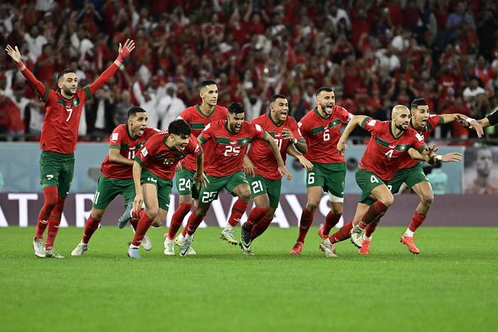 Los jugadores de Marruecos festejan, luego de vencer por penales a España y clasificar a cuartos de final, el 6 de diciembre, en Al-Rayyan. · Foto: Javier Soriano, AFP