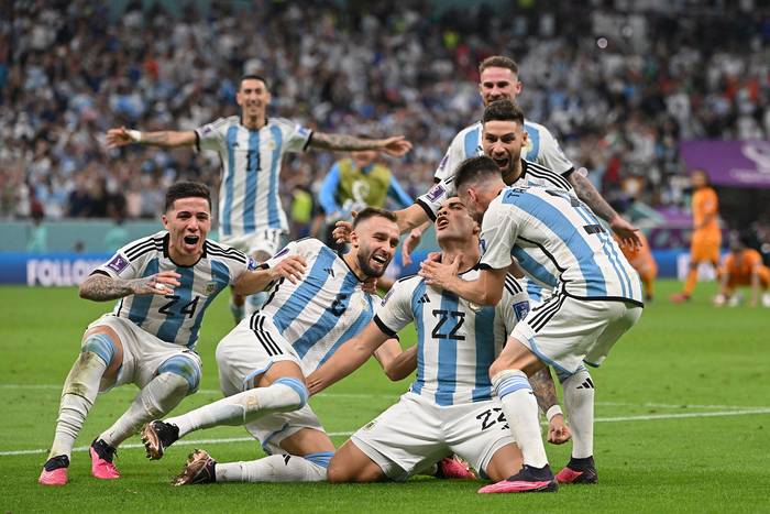 Los jugadores de Argentina, luego de ganar por penales a Holanda, el 9 de diciembre, por cuartos de final de la Copa Mundial de Qatar 2022, en el Estadio Lusail, al norte de Doha. · Foto: Alberto Pizzoli, AFP