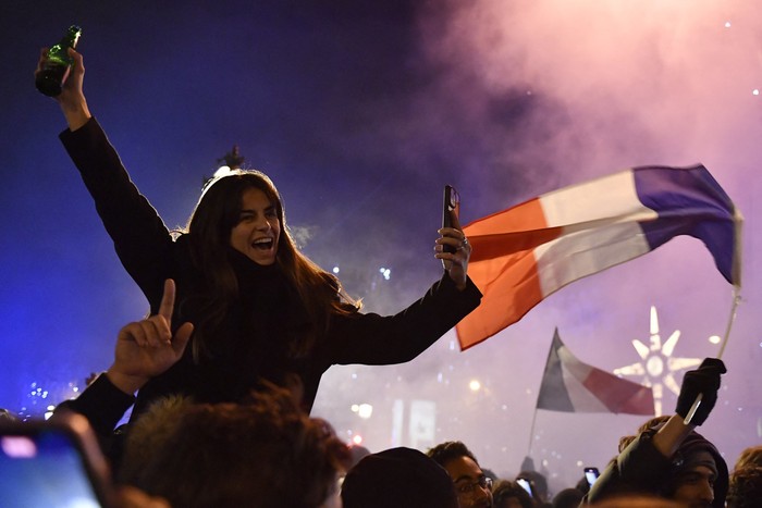 Hinchas franceses tras la victoria ante Marruecos en Champs-Elysees, París. · Foto: Julien De Rosa, AFP