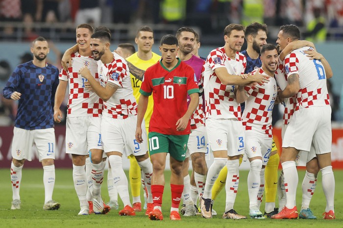 Los jugdores de Croacia festejan, luego de obtener el tercer puesto al vencer a Marruecos, el 17 de diciembre, en el estadio Khalifa. · Foto: Odd Andersen, AFP