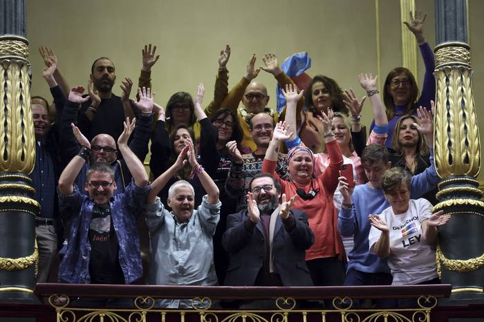 Activistas LGBTQ tras la votación del proyecto de ley de derechos de las personas transgénero en el Congreso de los Diputados de España. · Foto: Thomas Coex, AFP