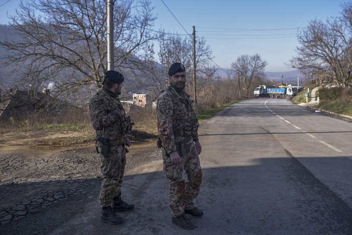Soldados italianos de la fuerza internacional de mantenimiento de la paz dirigida por la OTAN en Kosovo en una carretera bloqueada con camiones por serbios en el pueblo de Rudare, cerca de la ciudad de Zvecan. · Foto: Armend Nimani, AFP