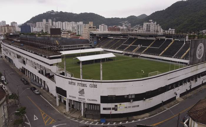 El estadio Vila Belmiro, del club Santos de Brasil, donde se le rendirá homenaje a Pelé a partir del lunes 2 de enero de 2023. · Foto: Carlos Fabal, AFP