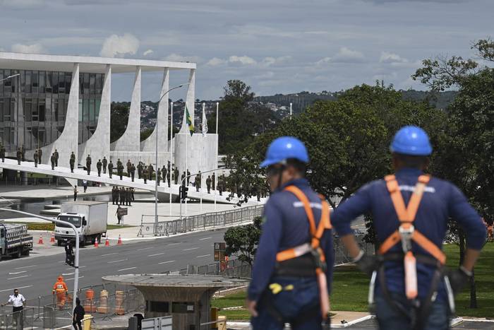 Preparativos para el cambio de mando presidencial en la Explanada de los Ministerios en Brasilia. · Foto: Evaristo Sa, AFP