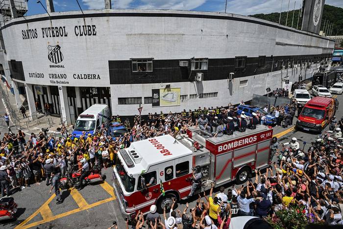 Transporte del ataúd frente al estadio Urbano Caldeira hacia el cementerio Conmemorativo de Santos en Santos, el 3 de enero. · Foto: Nelson Almeida, AFP