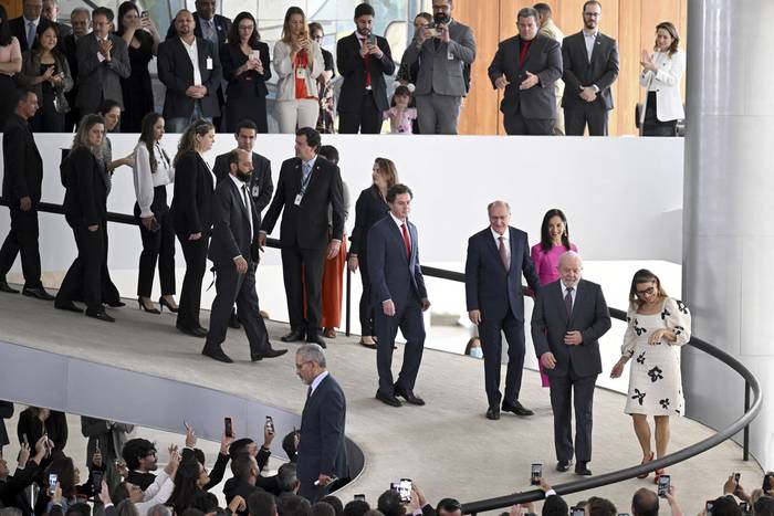El presidente de Brasil, Luiz Inácio Lula da Silva, su esposa Rosângela da Silva, el vicepresidente Geraldo Alckmin y su esposa Maria Lúcia Ribeiro Alckmin, a su llegada a la ceremonia de investidura de Alckmin como ministro de Industria y Comercio. · Foto: Evaristo Sa, AFP
