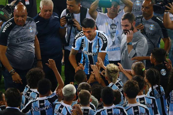 Luis Suárez saluda a los aficionados durante su presentación oficial en el Estadio Arena do Gremio en Porto Alegre, Brasil, este miércoles. · Foto: Silvio Avila / AFP