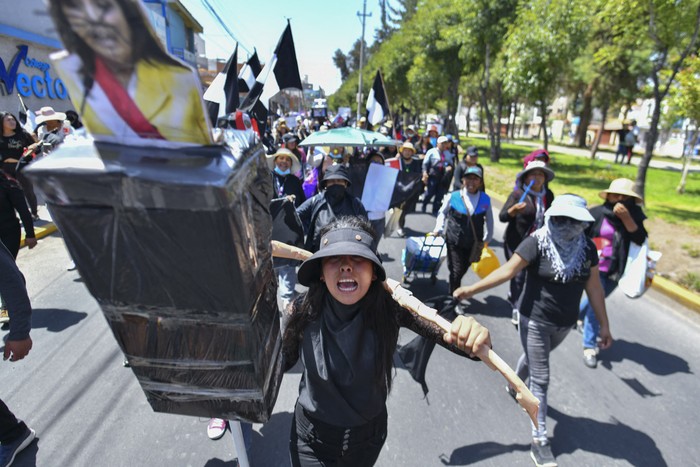 Marcha en honor a las víctimas y en reclamo de la renuncia de la presidenta de Perú, Dina Boluarte, en Arequipa. · Foto: Diego Ramos, AFP